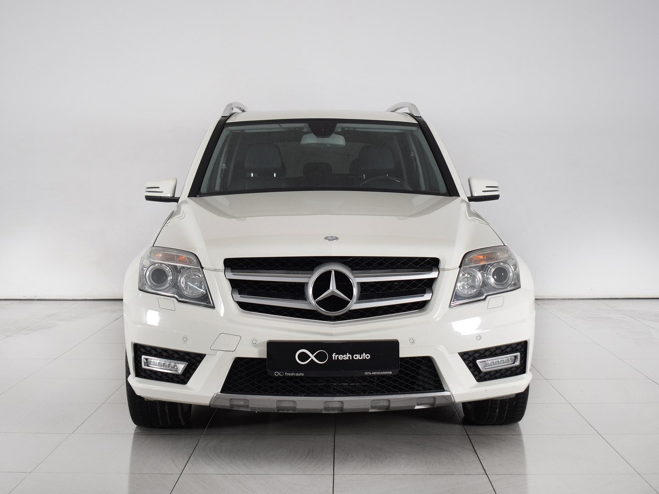 Mercedes x204 на белом фоне