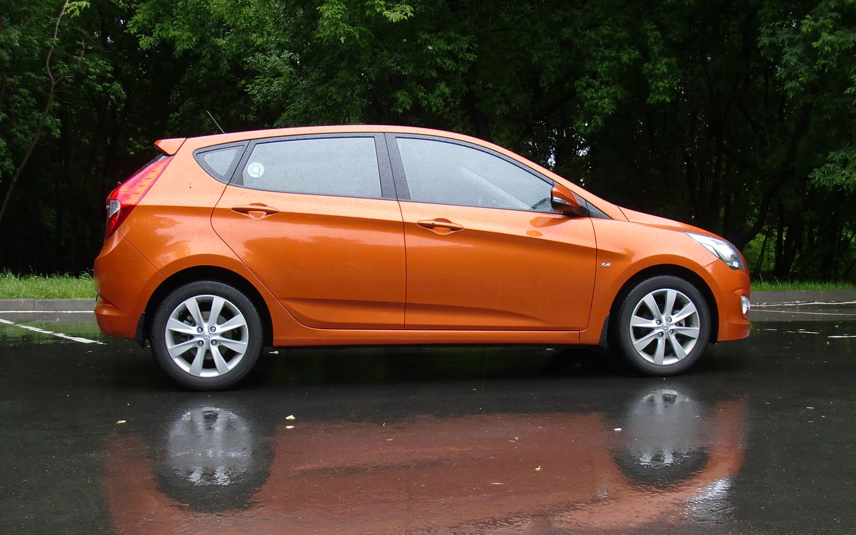 Хендай солярис хэтчбек 2015. Хендай Солярис 2021 оранжевый. Хендай Солярис хэтчбек оранжевый. Hyundai Solaris 2014 оранжевый.