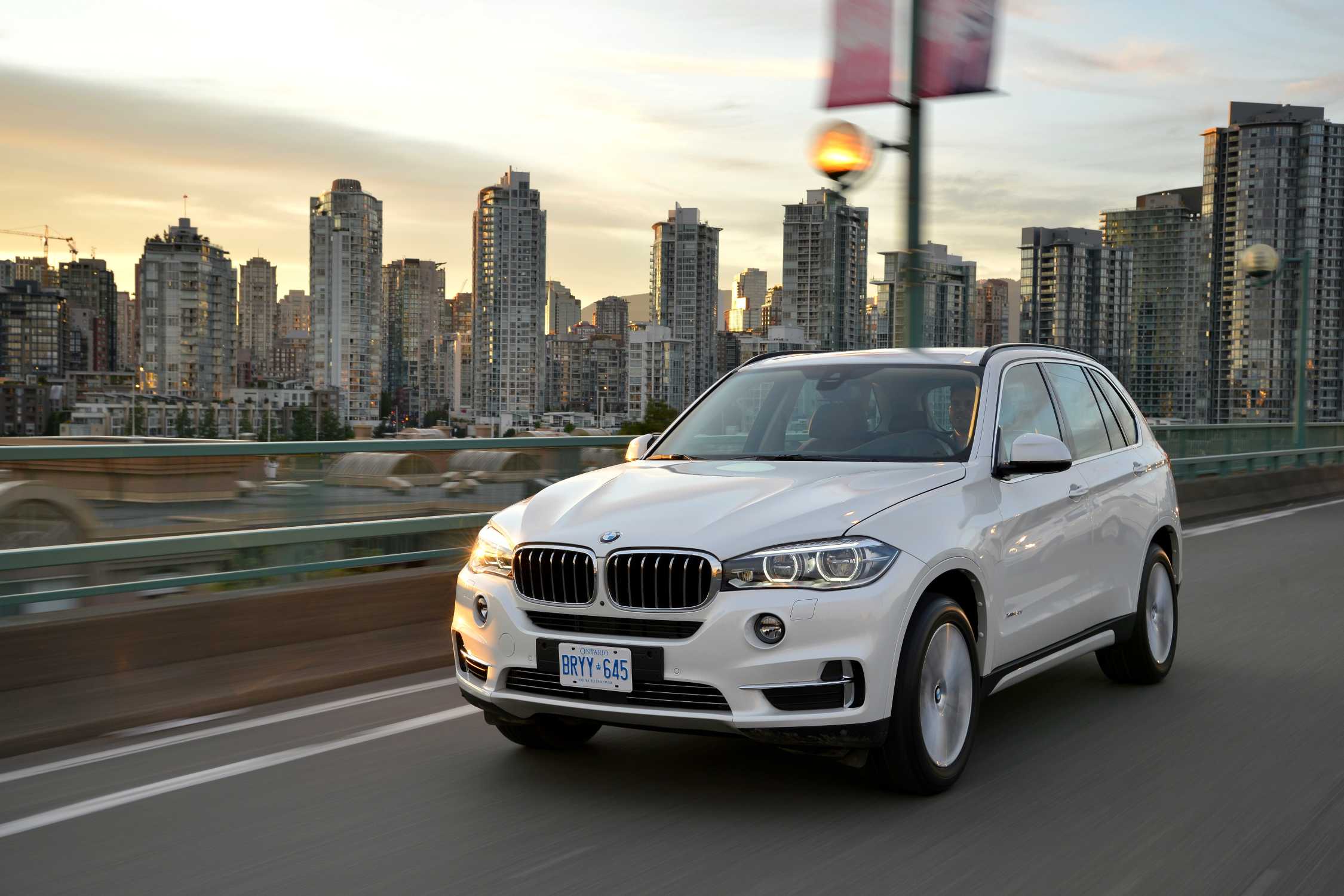 Бенве х7. БМВ х7 белая. BMW x5 2014. BMW x7 и x5. BMW x7 401.