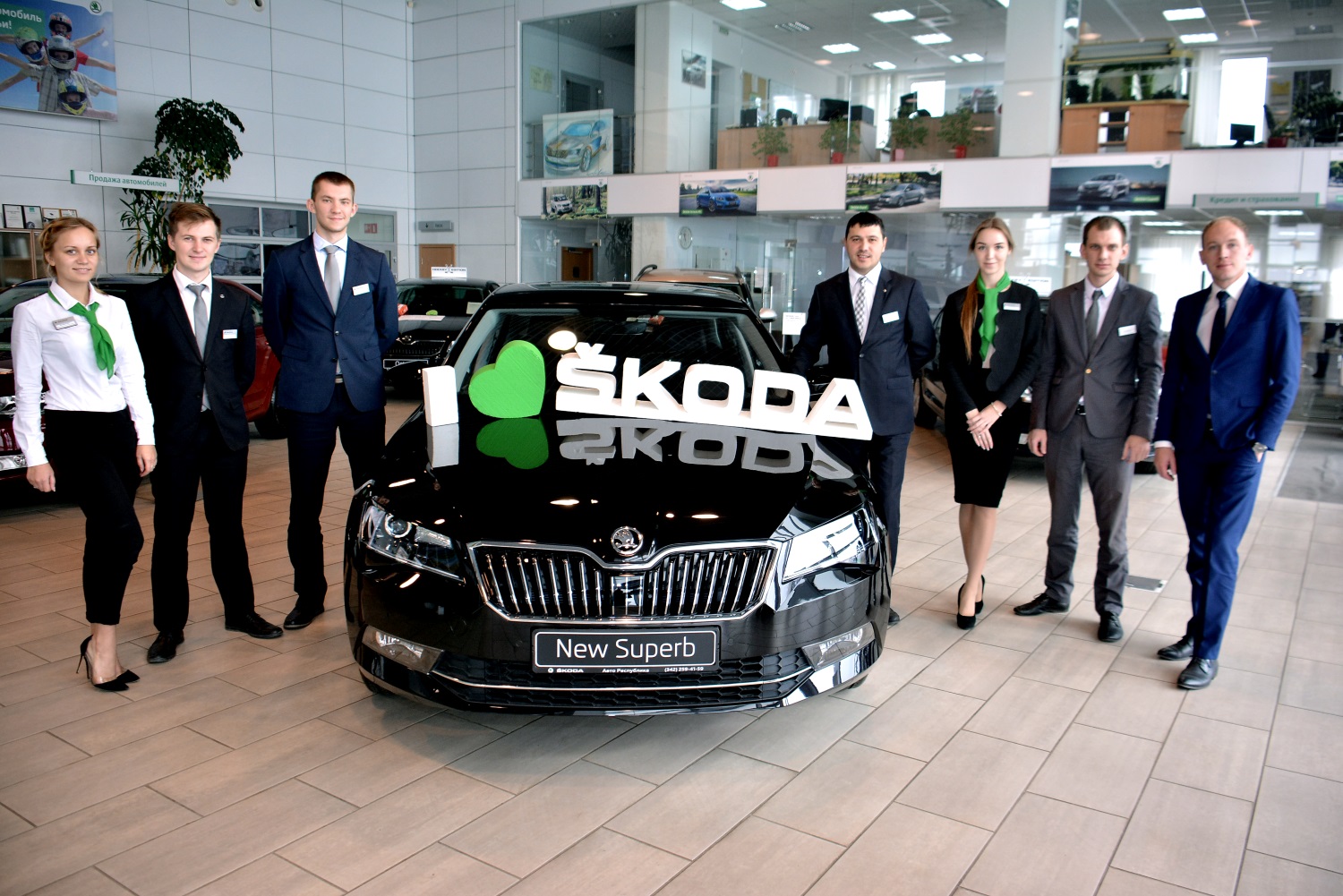 New motors. Автомобильный салон Шкода. Шкода дилер. Автосалон Skoda. Менеджер автосалона.