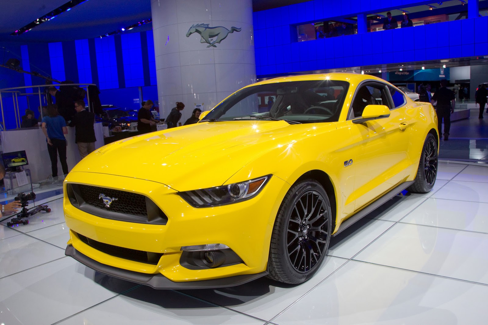 Автосалон мустанг. Форд Мустанг 2020 желтый. Форд Мустанг 6 поколения. Форд Мустанг • 6 поколение • 2014. Ford Mustang 2014.