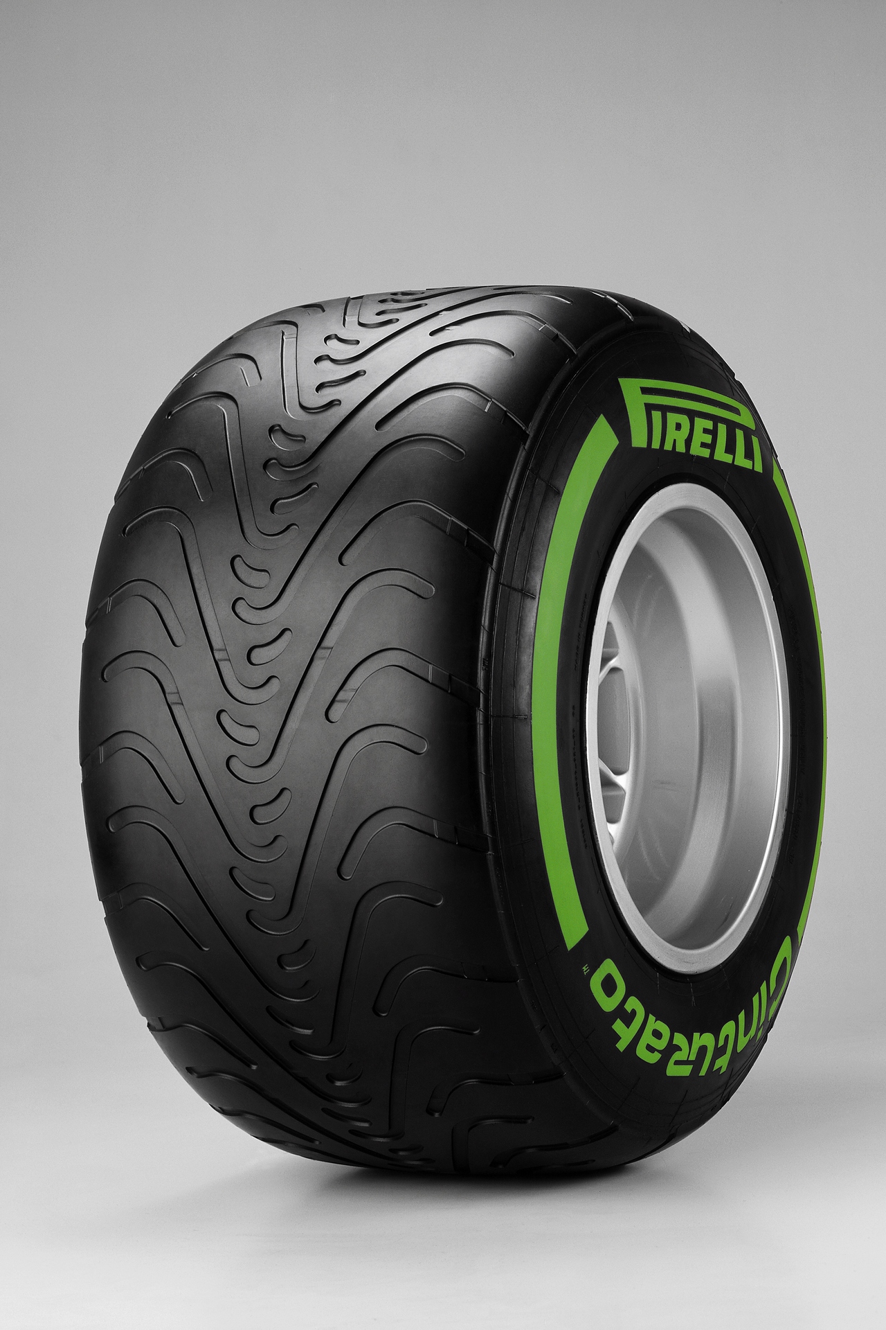 Шины leon. Pirelli Tyres f1. Шины Пирелли формула 1. Колесо ф1 Пирелли. Pirelli f1 wet.